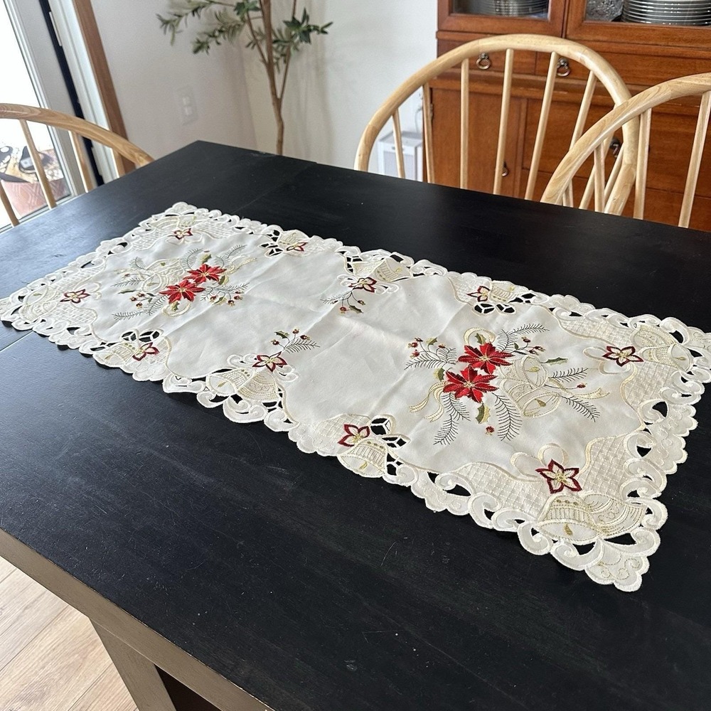 VTG New Poinsettia Cutwork Table Piece Cream Rectangle Christmas Centerpiece‎
